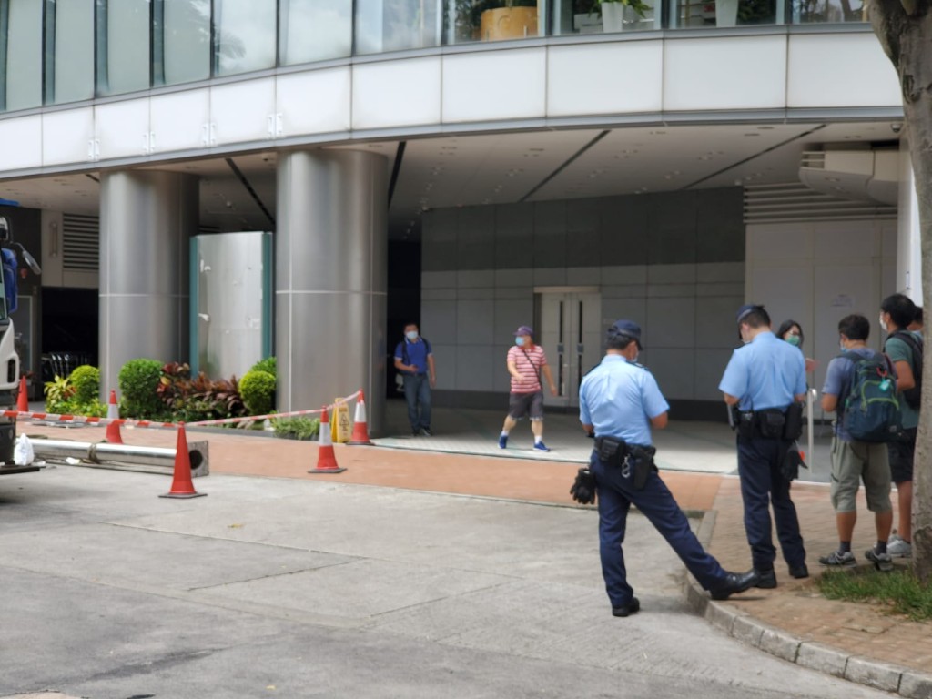 警員在附近戒備。