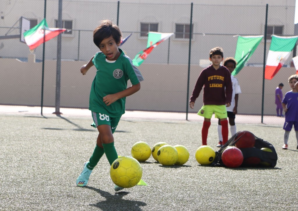 卡塔爾6歲男生Abduaziz年紀輕輕已是隊長。
