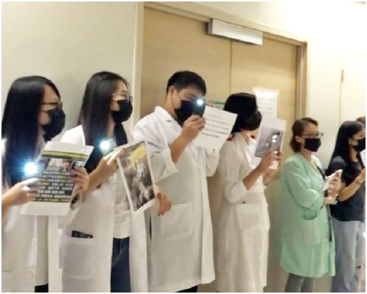 參加者手持亮燈的手機代表五大訴求。香港電台片段截圖