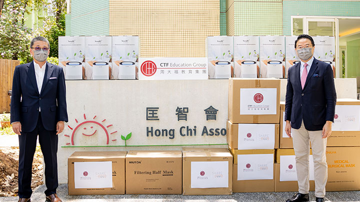 周大福教育集團首席營運官區雋(右) 代表集團送贈抗疫物資予匡智會執行委員會副主席張偉。