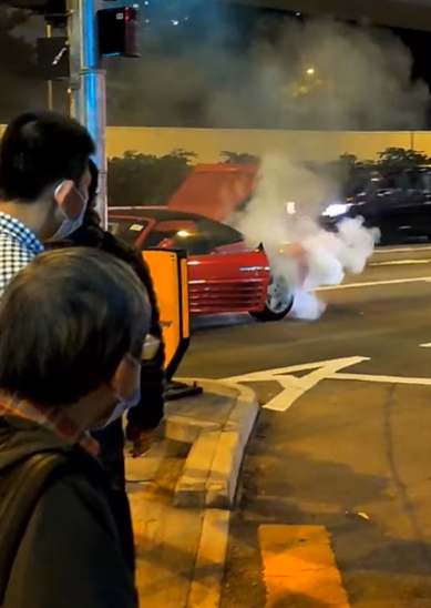葵涌法拉利起火冒煙。網上影片截圖