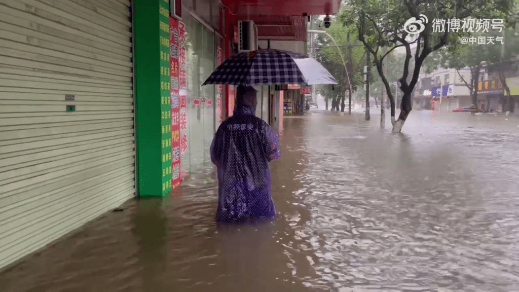 廣西欽州暴雨，水浸嚴重，行人寸步難行。