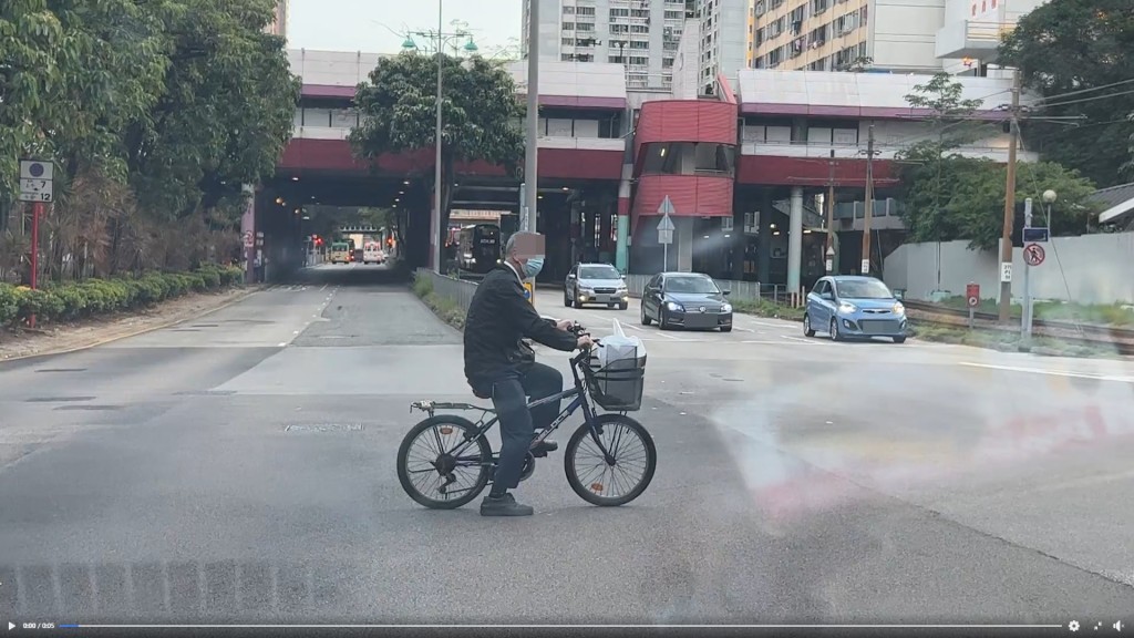 網民同場加映一段單車男亂過馬路的短片，同樣危危乎。網上截圖