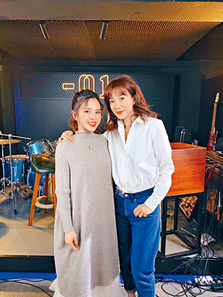 張可頤與親生女陳涵林合唱。