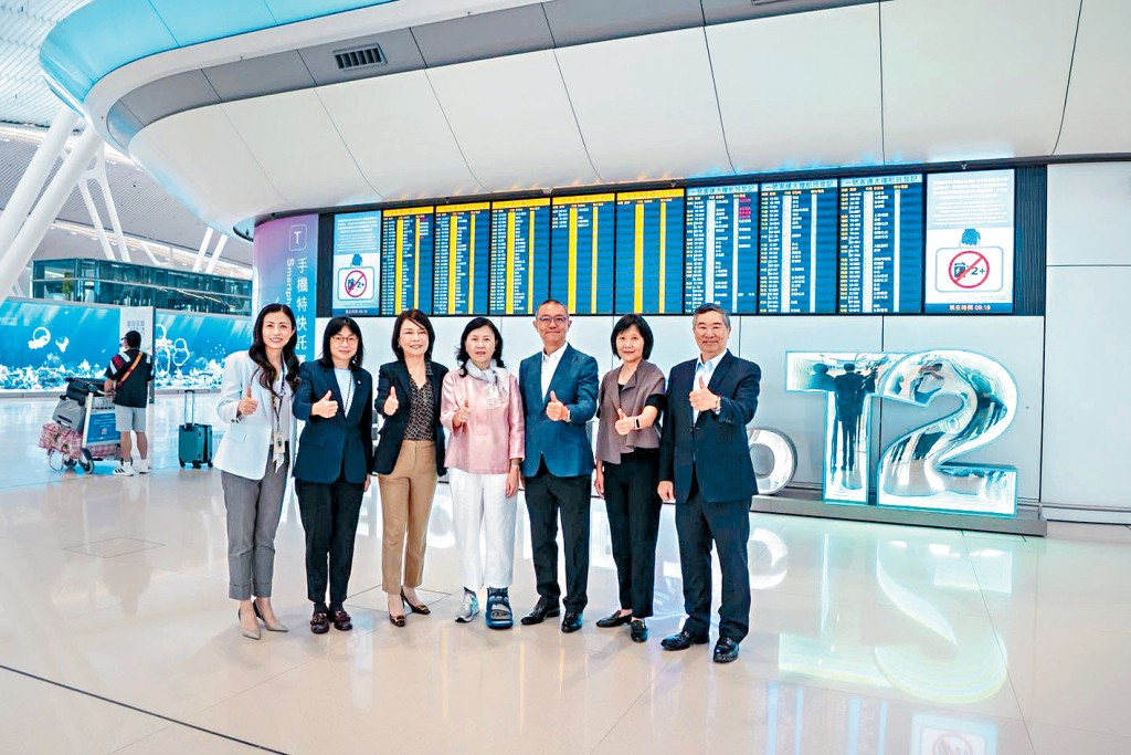 運物局局長陳美寶指，機場2號客運大樓投入服務顯示三跑道系統工程進入尾聲，開啟香港航空發展全新里程。