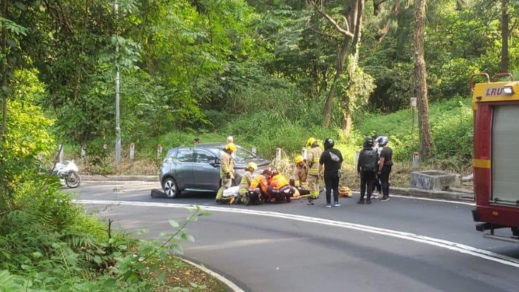 私家車與電單車相撞後,鐵騎士倒地。網上圖片