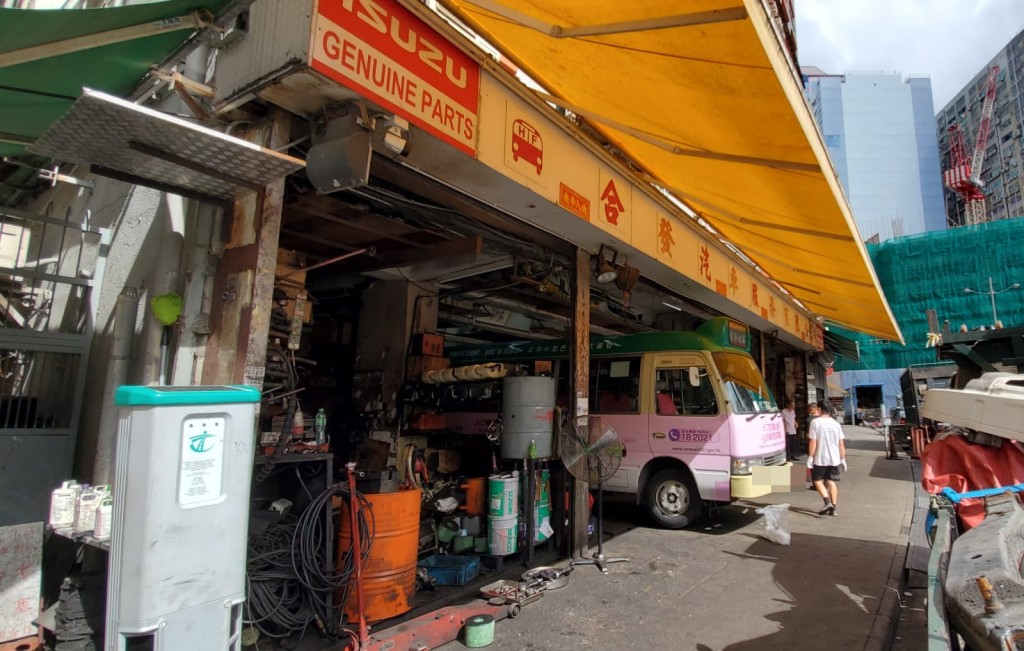 新蒲崗一間車房有職員拉開鐵閘準備營業時,其飼養兩隻唐狗突然衝出追咬途人。