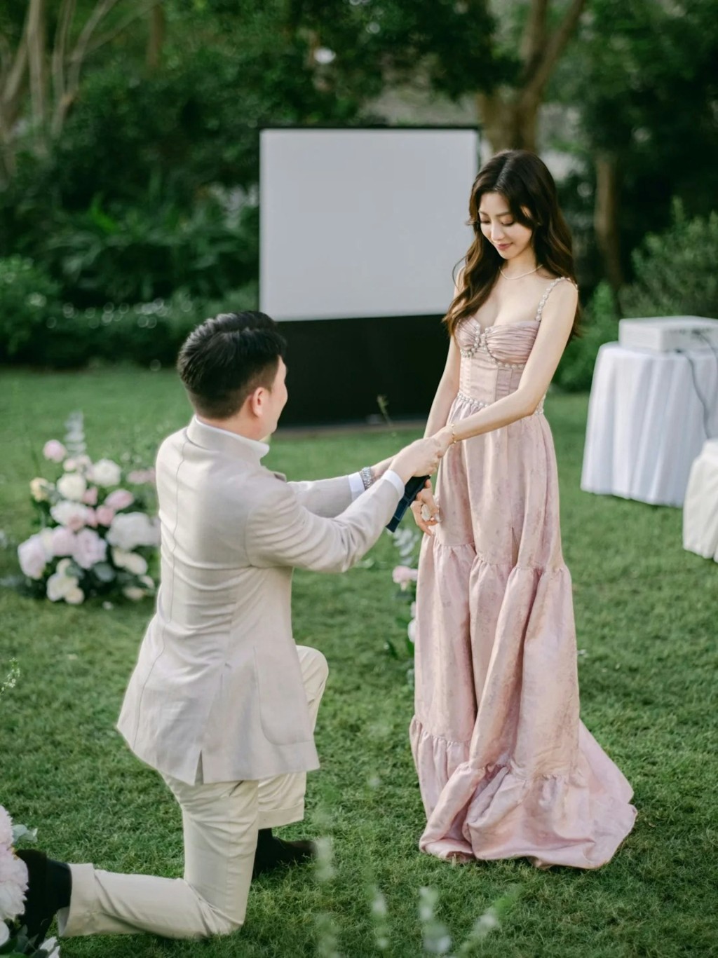 潘藝桐求婚儀式在戶外進行。