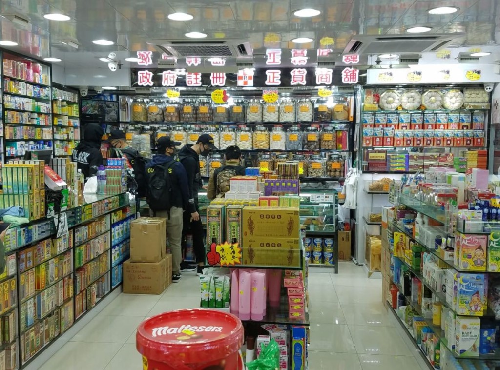 兩名男店員,在銷售蟲草的過程中涉嫌違反《商品說明條例》被捕。