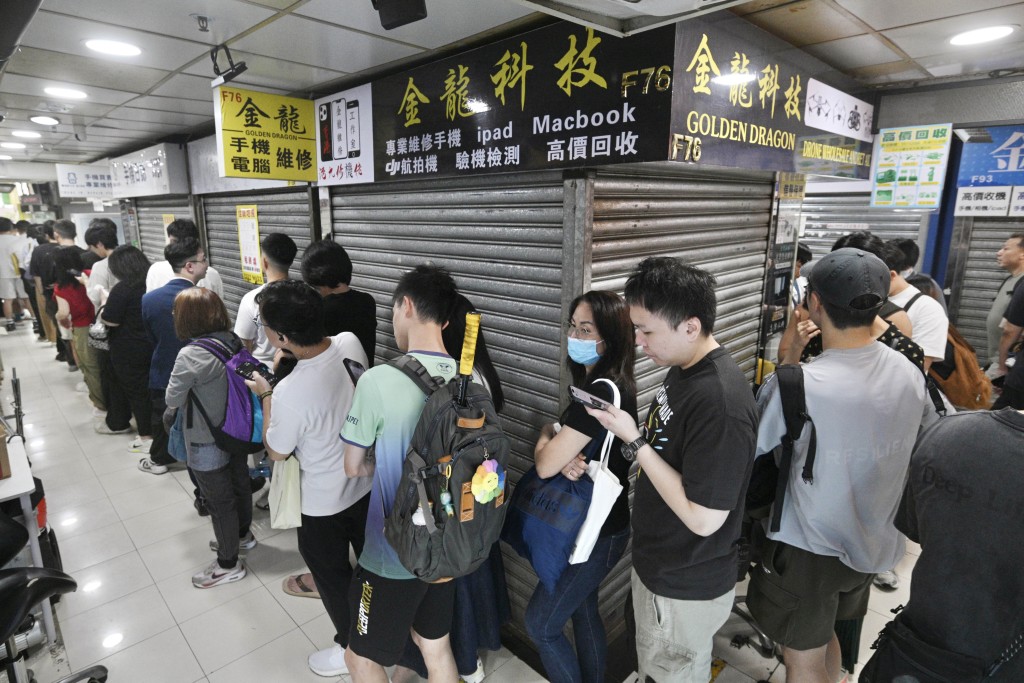 先達廣場人湧現放機人潮。