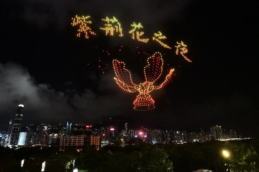 1,200 架无人机先是组成香港的市花洋紫荆，为「紫荆花之夜」展开序幕