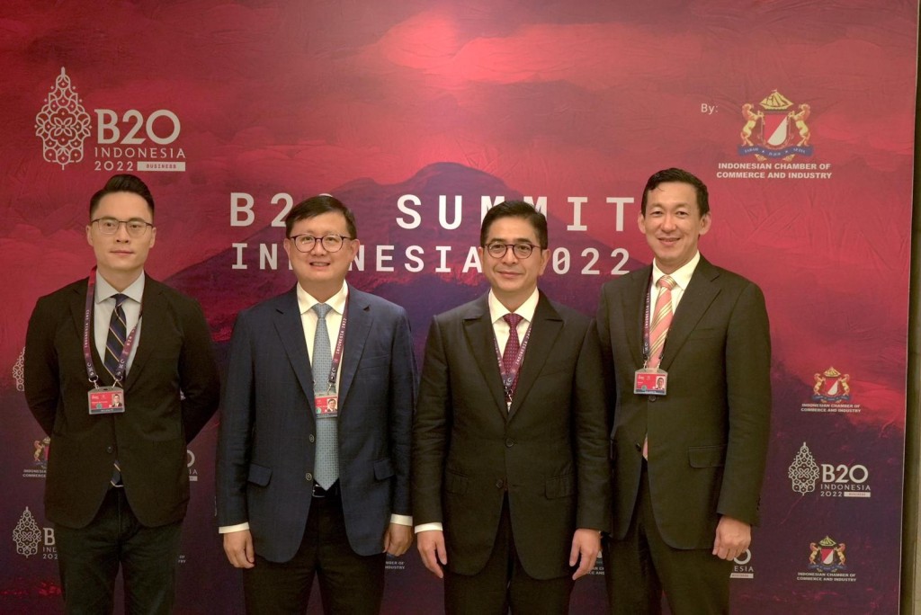 民建联立法会议员黄英豪（左二）及梁熙（左一）在印尼峇里参与B20峰会。（民建联图片）
