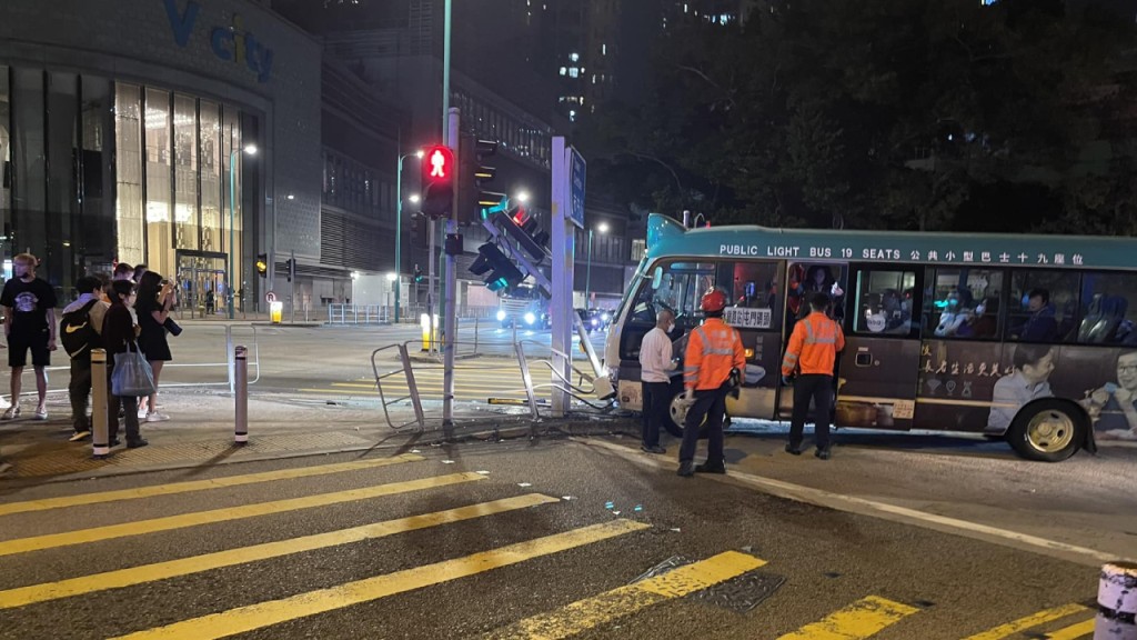 屯門小巴撞燈柱 11人輕傷。屯門公路塞車關注組FB