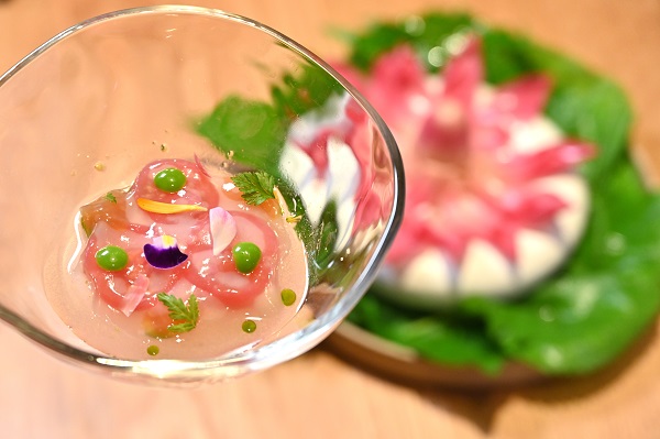 Cherry Tomatoes由本地農場直送到餐廳的車厘茄，配自家製薑花啫喱，入口清爽、原汁原味。