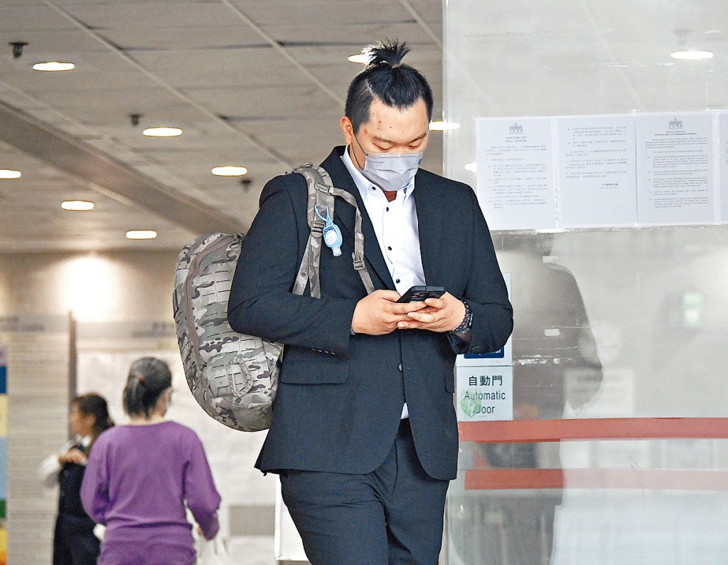 被告黃梓軒涉用假安心出行受審。