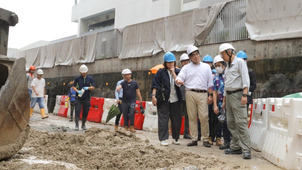 食環署署長吳文傑到安達邨附近一帶地盤和其他公眾地方巡視清除積水和防蚊滅蚊工作。