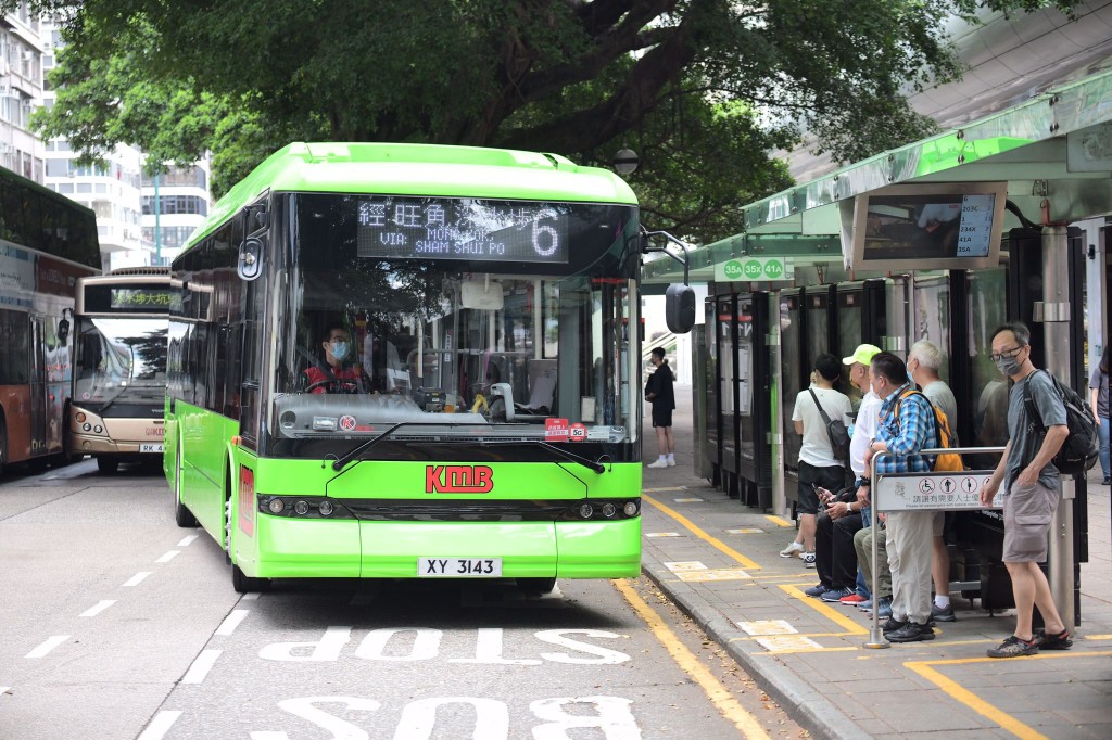九巴新型电动巴士以电光绿为车身主色。