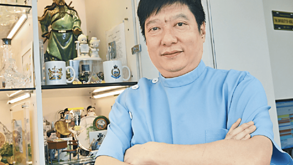 齒科法醫梁家駒表示,扼頸與「上吊」同樣會導致窒息,而持續兩至三分鐘已是「好長時間、可以致死」。 齒科法醫梁家駒表示,扼頸與「上吊」同樣會導致窒息,而持續兩至三分鐘已是「好長時間、可以致死」。