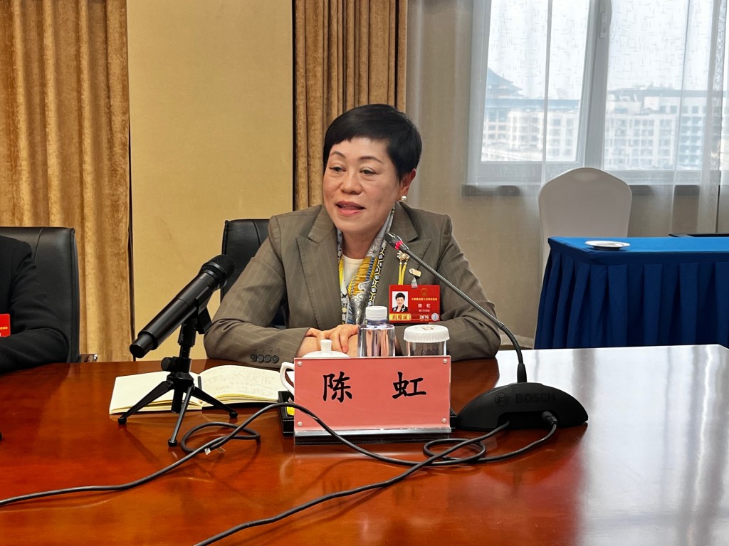 澳區人大代表陳虹則指,港珠澳大橋建設後來往香港及澳門變得非常方便,內地旅客可一程多站,「來了澳門去香港,來了香港去澳門」,共同促進兩地旅遊業的發展。 澳區人大代表陳虹則指,港珠澳大橋建設後來往香港及澳門變得非常方便,內地旅客可一程多站,「來了澳門去香港,來了香港去澳門」,共同促進兩地旅遊業的發展。