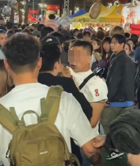 維園年宵平頭男疑「打荷包」斷正。fb車cam L（香港群組）影片截圖
