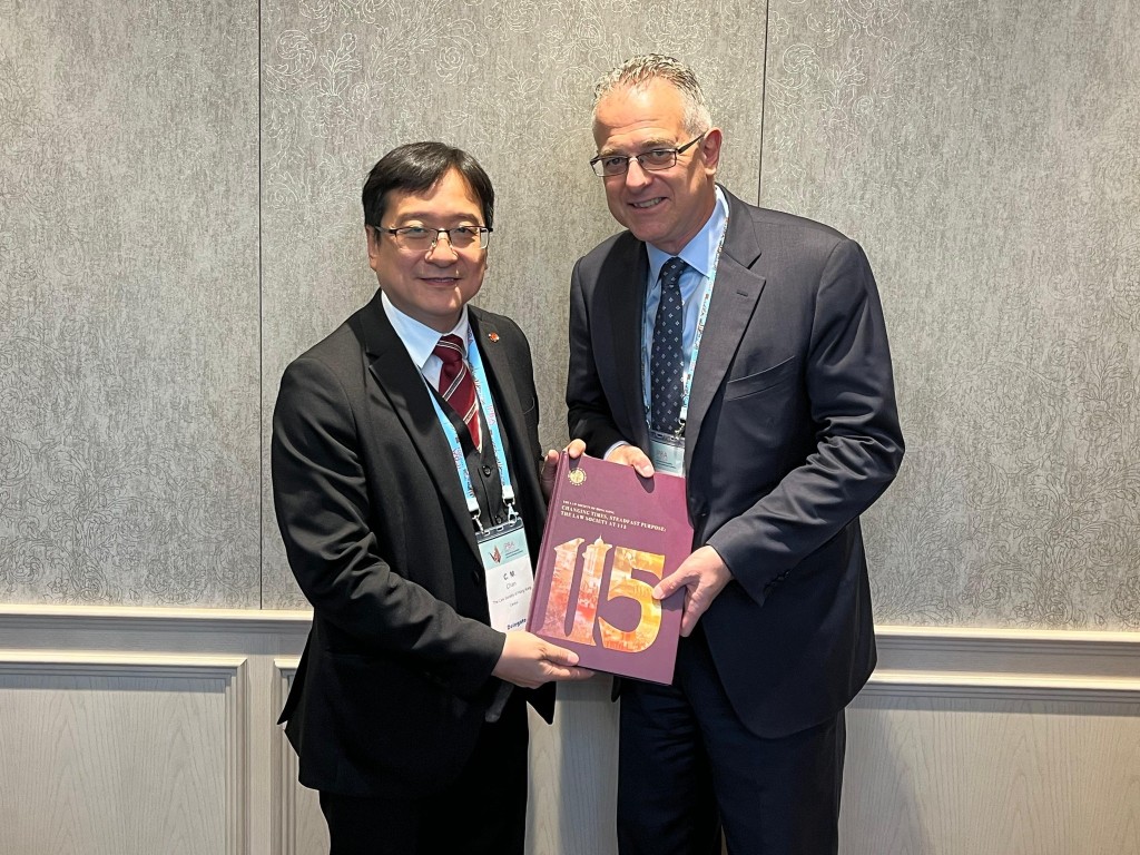 陈泽铭(左)与环太平洋律师协会讨论了巩固香港作为法律枢纽的计划。