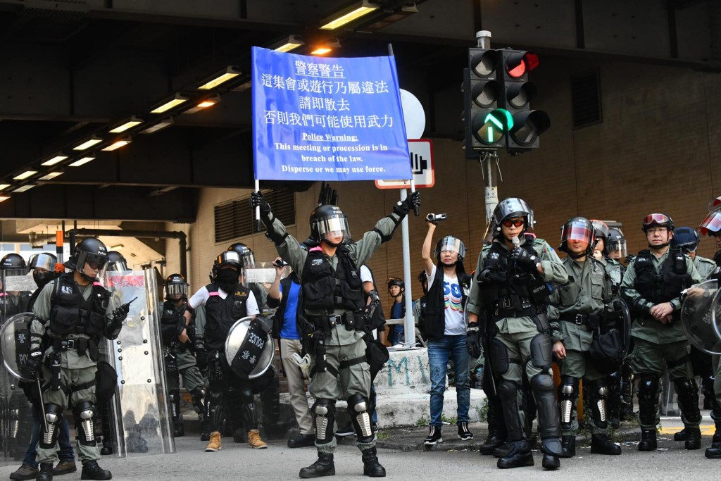 西鐵站外防暴警察舉出藍旗警告