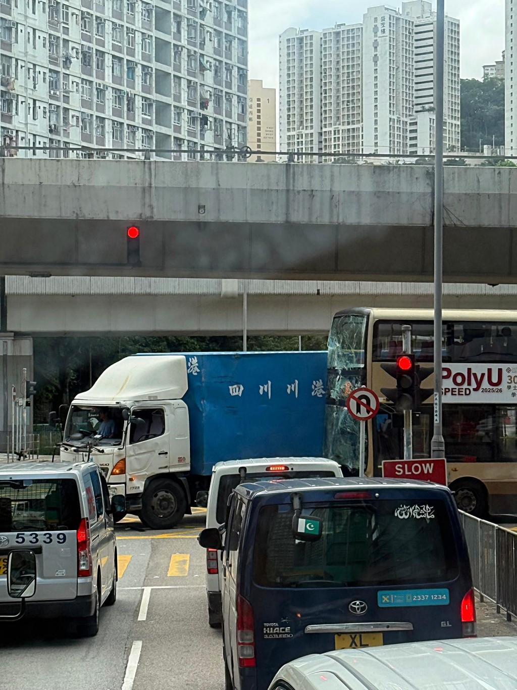 九巴與貨車相撞。fb:馬路的事 (即時交通資訊台) 九巴與貨車相撞。fb:馬路的事 (即時交通資訊台)