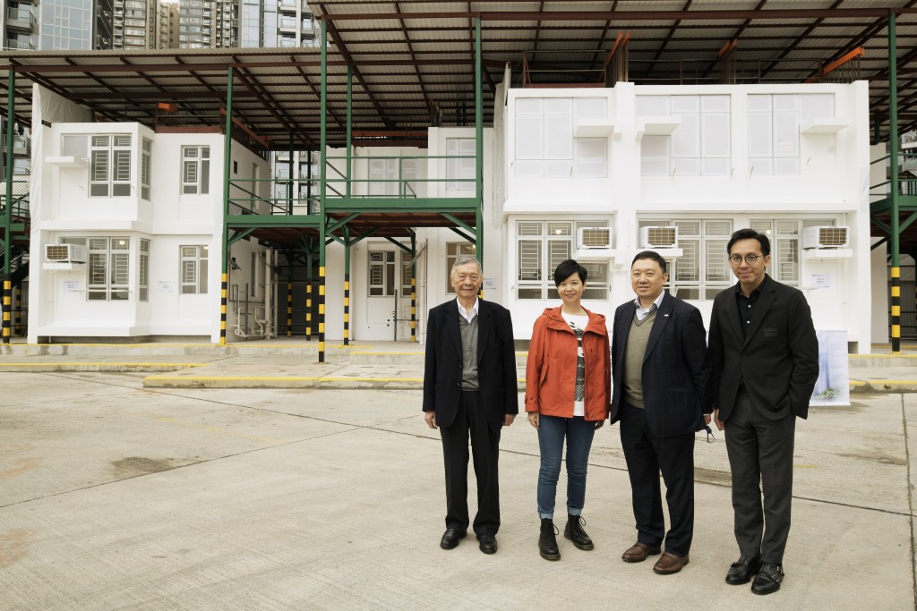 梁洪偉(右一)曾安排傳媒和業界代表參觀位於東涌、首個採用「組裝合成」建築法建造的公營房屋項目。 梁洪偉(右一)曾安排傳媒和業界代表參觀位於東涌、首個採用「組裝合成」建築法建造的公營房屋項目。