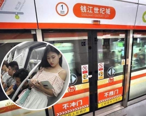 女子穿吊帶裙被指衣衫不整遭地鐵拒載。(網圖,示意圖)