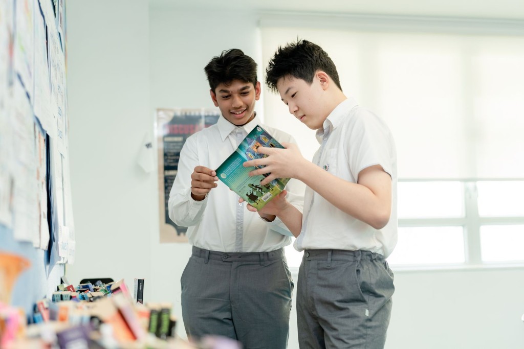 ASHK提供小學預備班至十二年級的美式國際教育