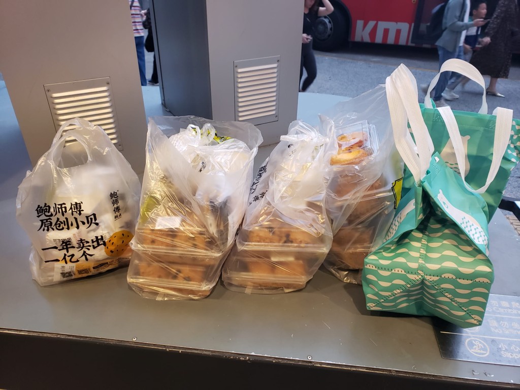 記者買了數份「鮑師傅」糕點和兩份酸菜魚，一共424元人民幣，另外運費收188元人民幣。