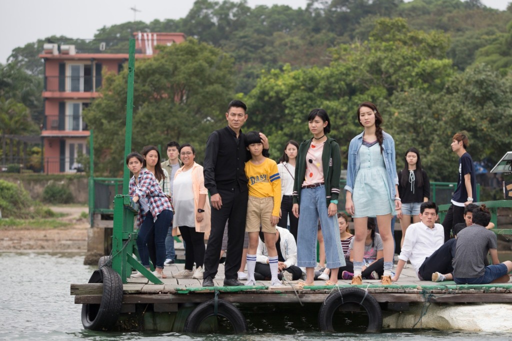 片中华仔带住33位素人学生演员演出。