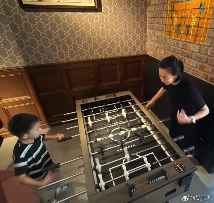 吳辰君陪兒子玩。 吳辰君陪兒子玩。