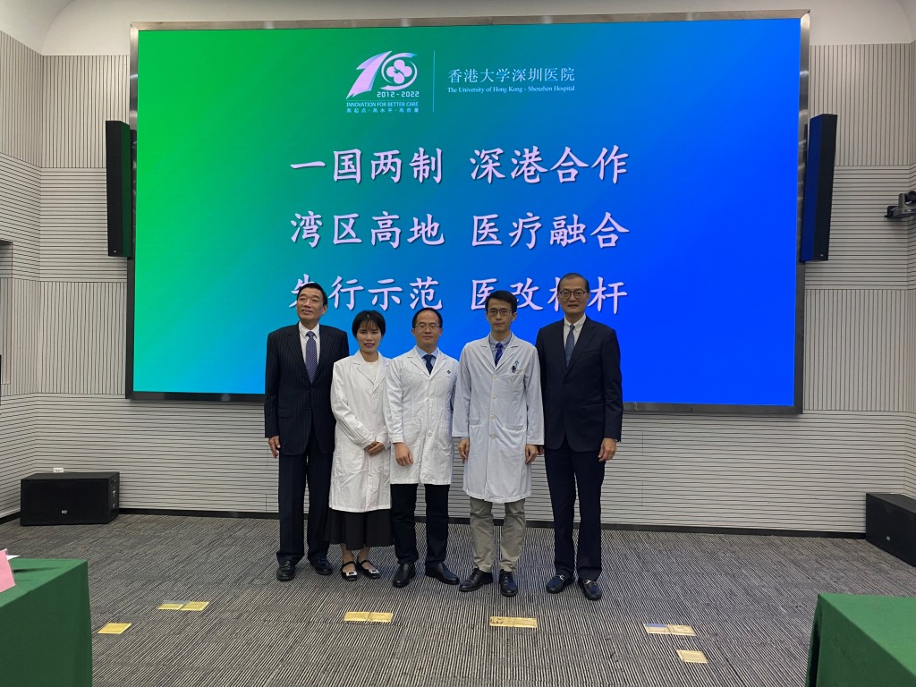 盧寵茂（右一）、醫管局主席范鴻齡（左一）與3名去年抗疫期間援港的港大深圳醫院醫生合照。