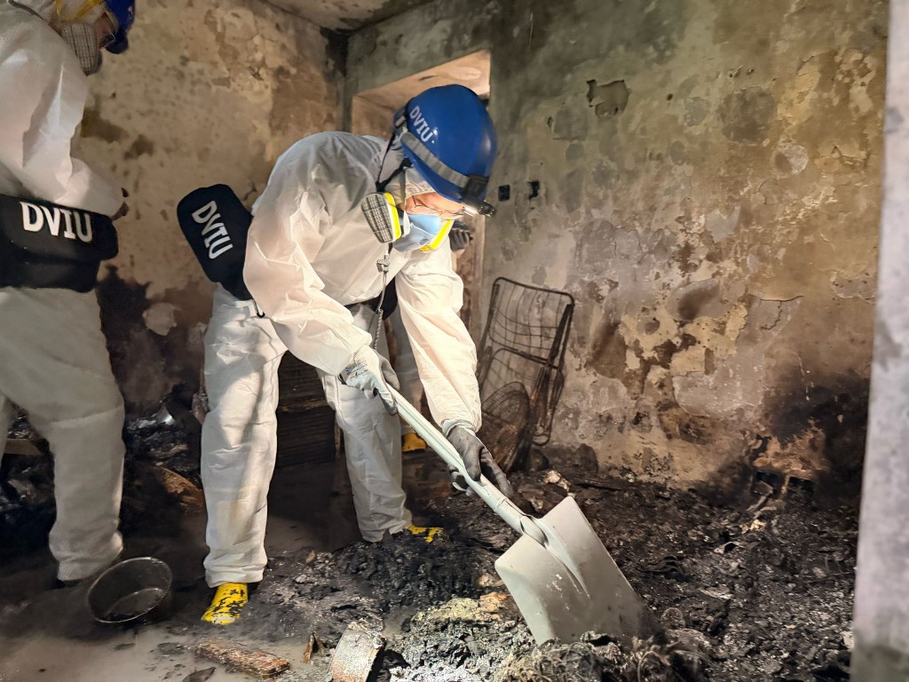 災難遇害者辨認組人員進入起火大廈搜索是否有人體殘肢、屍體或骨灰。香港警方FB圖片 災難遇害者辨認組人員進入起火大廈搜索是否有人體殘肢、屍體或骨灰。香港警方FB圖片