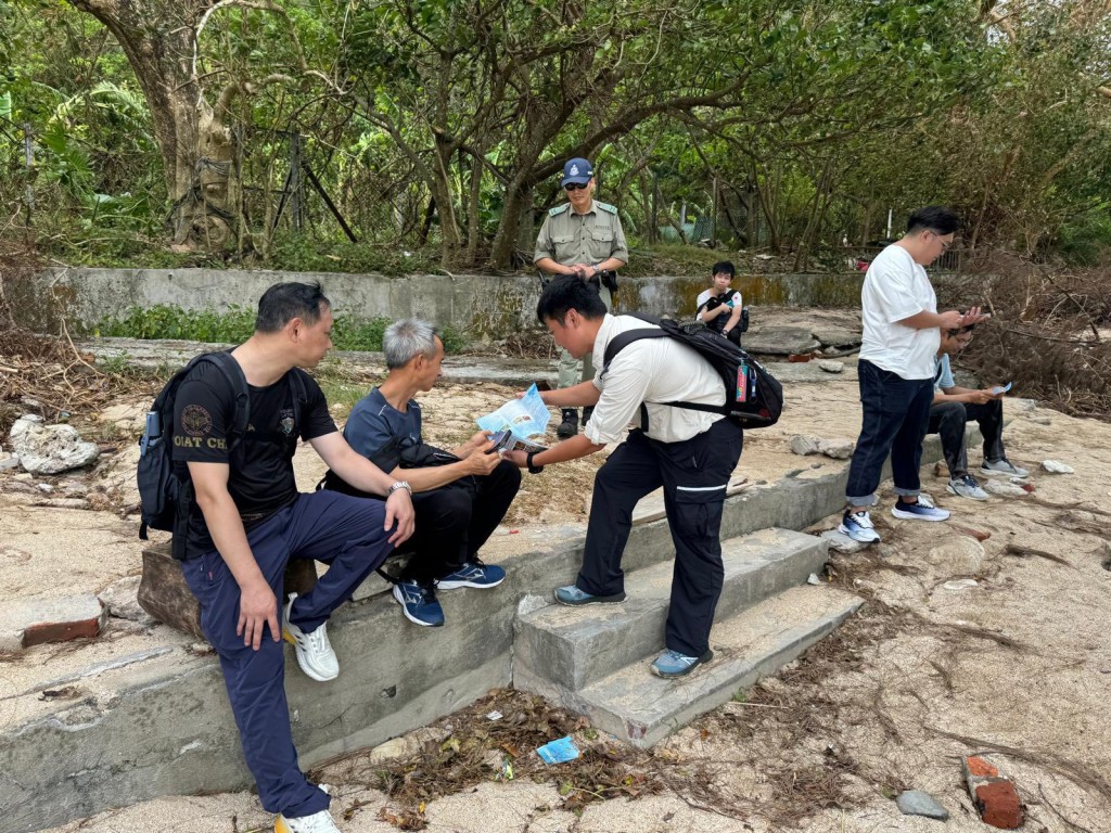 各部門在西貢碼頭及橋咀洲派發單張。環境及生態局FB