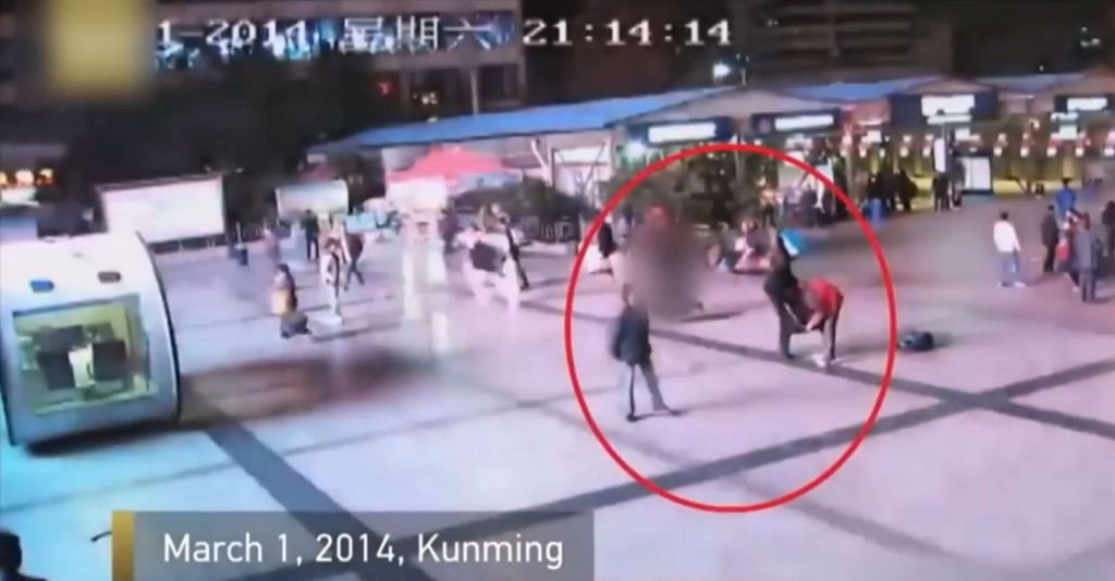 監路電視拍到恐怖分子在火車站不同位置施襲時情景。