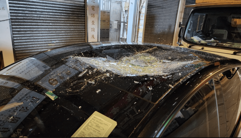 Tesla私家車天窗玻璃碎裂。