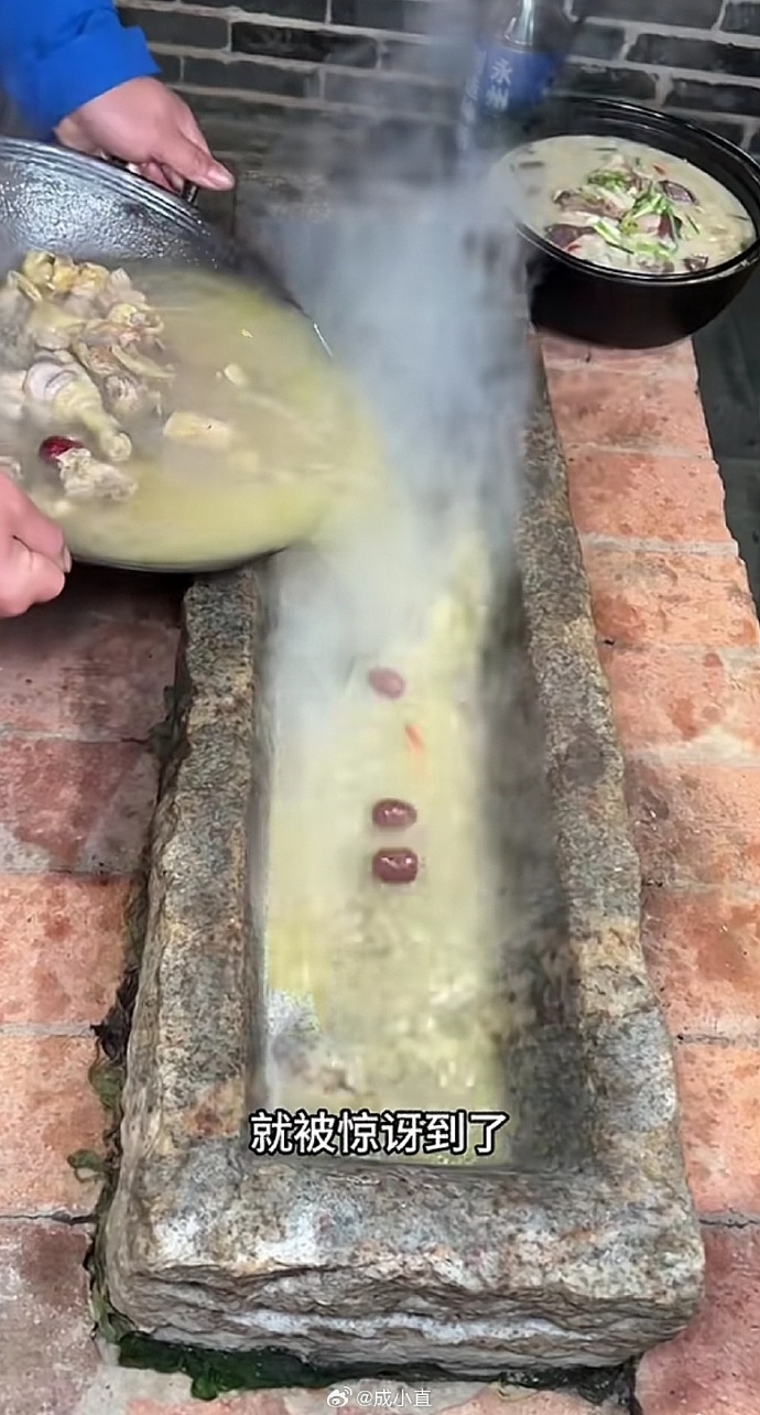 “石槽火锅”装着黄澄澄的菌菇鸡汤锅,骤眼一看似足喂饲猪只的猪槽。 “石槽火锅”装着黄澄澄的菌菇鸡汤锅,骤眼一看似足喂饲猪只的猪槽。