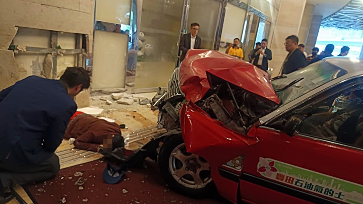 男事主捱撞倒地。fb:車cam直擊 男事主捱撞倒地。fb:車cam直擊