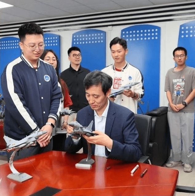 王海峰為同學簽名。央視新聞 王海峰為同學簽名。央視新聞