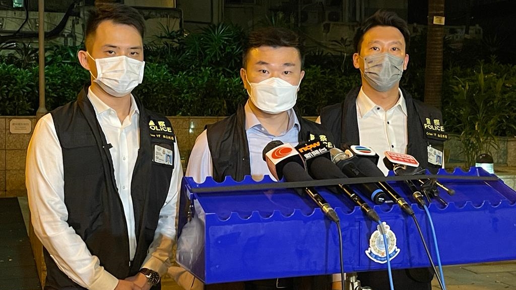 油尖警區助理指揮官（刑事）警司賈錦琳(中)交代案情。