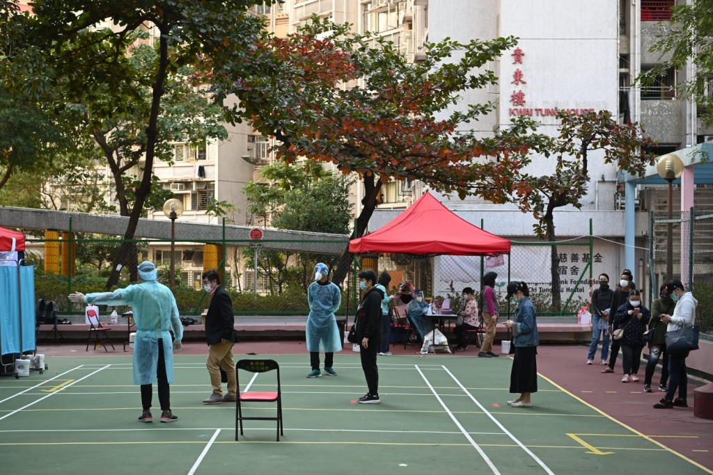 東頭二邨居民接受檢測。
