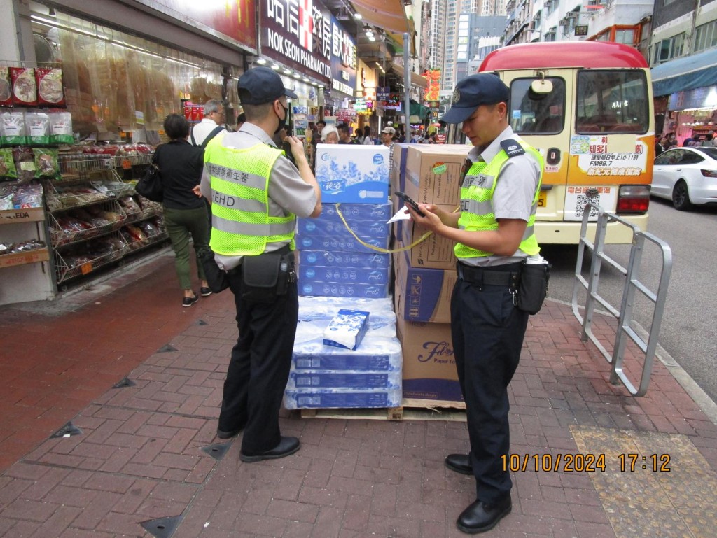 針對屢勸不改的店舖阻街問題,食環署會果斷執法。 針對屢勸不改的店舖阻街問題,食環署會果斷執法。