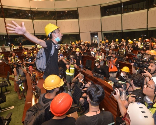 梁繼平涉嫌闖入立法會並脫下口罩發言。資料圖片