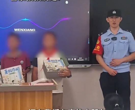警方送舉報者每人一箱暑假作業。中新社