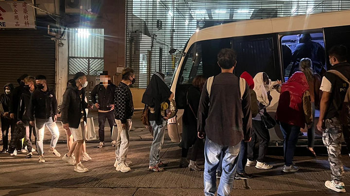警方一連兩日內搗破多間非法娛樂場所,拘捕128人。警方提供