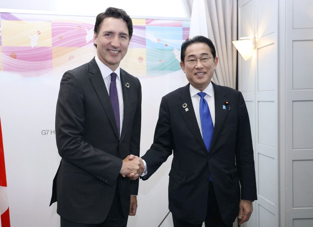 加拿大总理杜鲁多在七国集团领导人峰会期间与日本首相岸田文雄举行双边会谈。reuters