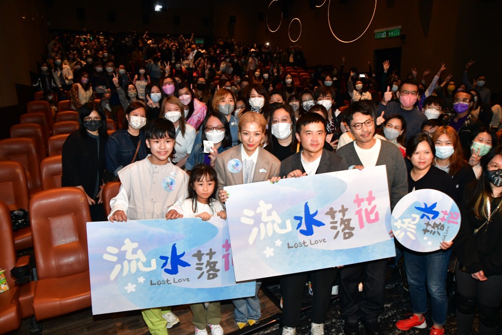 郑秀文及陆骏光昨晚（13日）到观塘一间戏院为电影《流水落花》谢票。