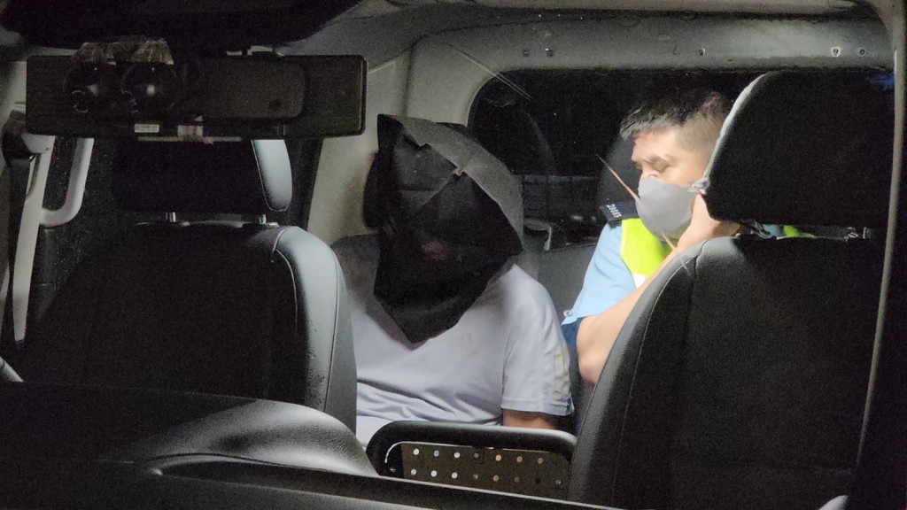 私家車男乘客被捕。黎志偉攝 私家車男乘客被捕。黎志偉攝